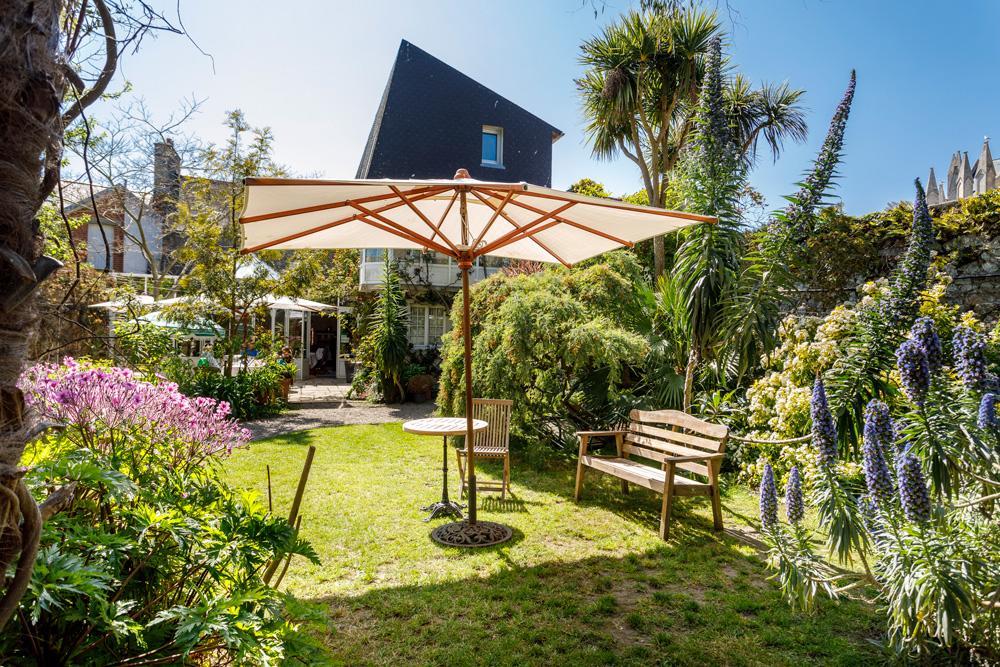 Logis Hotel Les Fuchsias Saint-Vaast-la-Hougue Luaran gambar